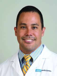 طبيب زراعة الخلايا الجذعية للأطفال